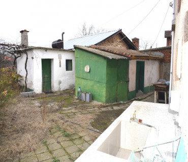 Къща с двор / област Пловдив